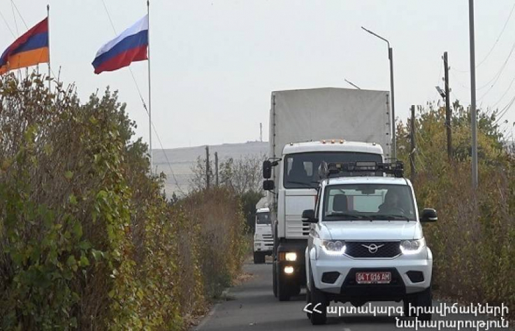 ՌԴ ԱԻՆ-ն աջակցում է Արցախի բնակավայրերի վերականգնմանը. շինանյութով մեքենաներն ուղեւորվել են Ստեփանակերտ