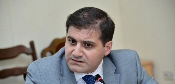 Դատապարտում ենք,  Ազատության հրապարակում Հայաստանի վարչապետի հրաժարականը պահանջող քաղաքական ուժերի առաջնորդած երթը դեպի կառավարական ամառանոց
