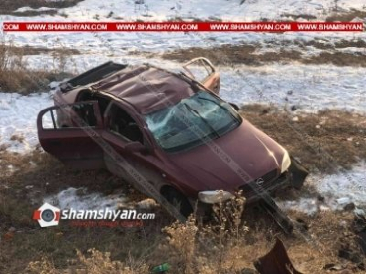 Գեղարքունիքում Opel-ը բախվել է բետոնե արգելապատնեշին և ընկել ձորը. տղան մահացել է, հայրն ու եղբայրը հիվանդանոցում են