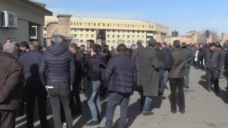 Անհետ կորած զինծառայողների հարազատները բողոքի ակցիա են իրականացնում ՊՆ-ի դիմաց