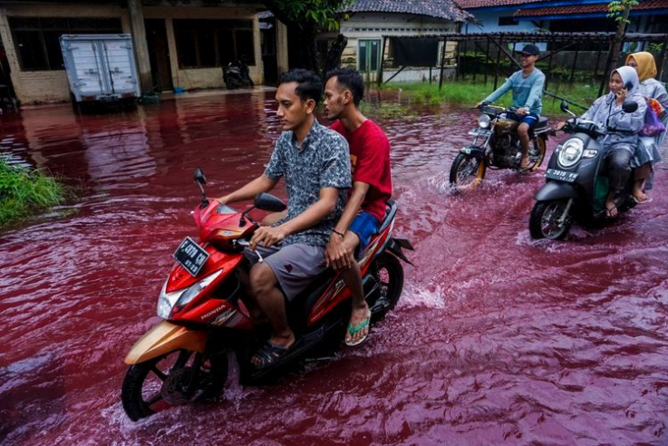 Ինդոնեզական գյուղը հեղեղվել է կարմիր ջրով (տեսանյութ)  