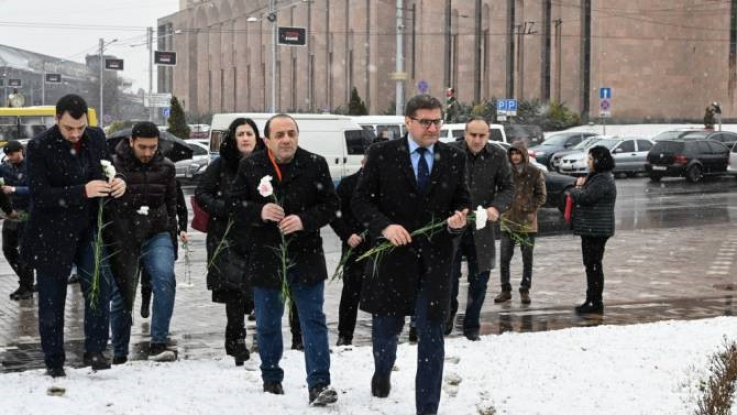 «Հանուն Հանրապետության» կուսակցության անդամները հարգանքի տուրք մատուցեցին Մարտի 1-ի զոհերի հիշատակին