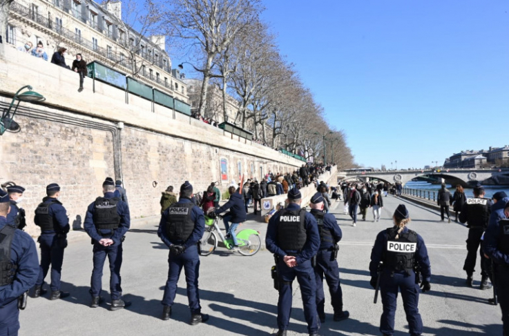Փարիզում ոստիկանությունը ստիպել է Սենի ափերին հանգստացող քաղաքացիներին հեռանալ՝ կարանտինային միջոցները չպահպանելու համար