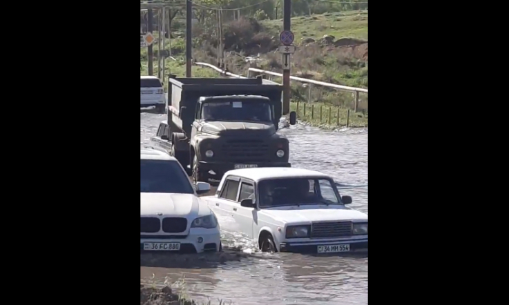 «Ջրհեղեղ» Սովետաշենի խճուղում, մեքենաները ջրլողով առաջ են շարժվում. ՏԵՍԱՆՅՈՒԹ