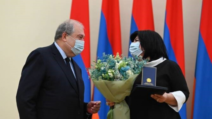 Ձեր շնորհիվ կյանքեր փրկվեցին և առաջնագծում, և դրանից հեռու. Նախագահը պարգևատրեց բուժաշխատողներին