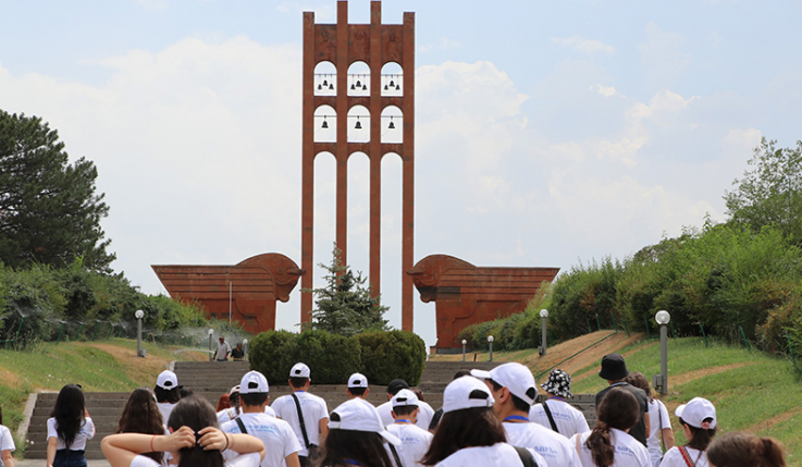 «Քայլ դեպի տուն» ծրագրի մասնակիցներն այցելել են Սարդարապատի հերոսամարտի հուշահամալիրում, Մայր Աթոռ Սուրբ Էջմիածին