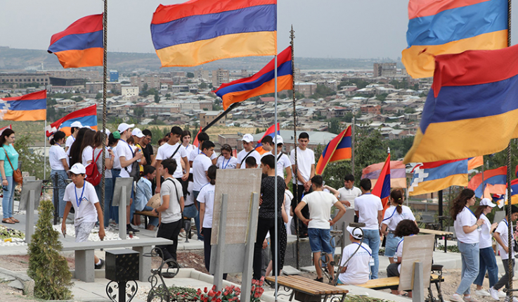 «Քայլ դեպի տուն» ծրագրի մասնակիցներն այցելել են Եռաբլուր և հարգանքի տուրք մատուցել հերոսների հիշատակին