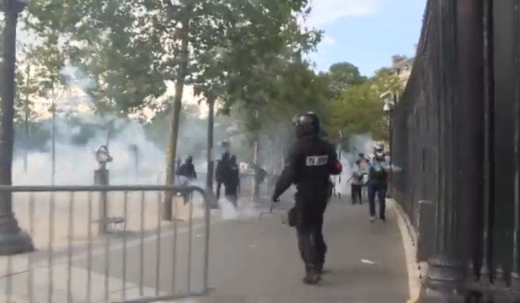 Փարիզում ցուցարարները սկսել են քարեր ու շշեր նետել․ ոստիկանությունն արցունքաբեր գազ է կիրառել