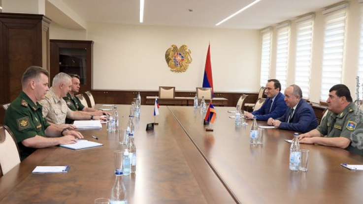 Արշակ Կարապետյանն ու Ռուստամ Մուրադովը քննարկել են իրադրությունը հայ-ադրբեջանական սահմանին