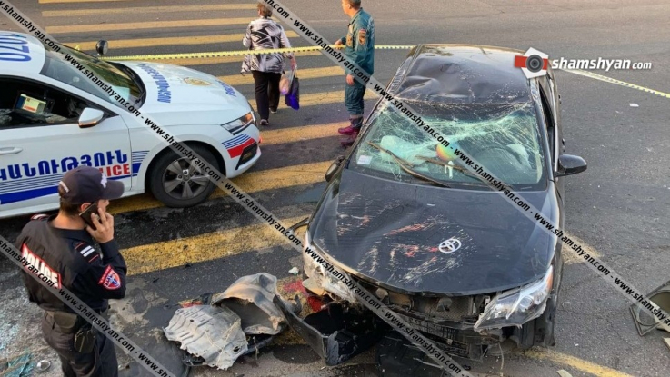 Toyota Camry-ն Թբիլիսյան խճուղում բախվել է լուսացույցին, գազախողովակին, էլեկտրասյանն ու գլխիվայր շրջվել