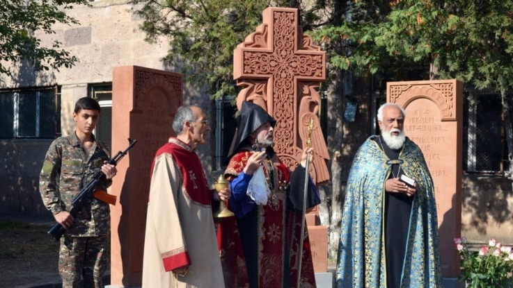 Աբովյան քաղաքի Վիկտոր Համբարձումյանի անվան թիվ 10 դպրոցում 44 -օրյա պատերազմում 14 զոհվածների հիշատակին խաչքար է բացվել