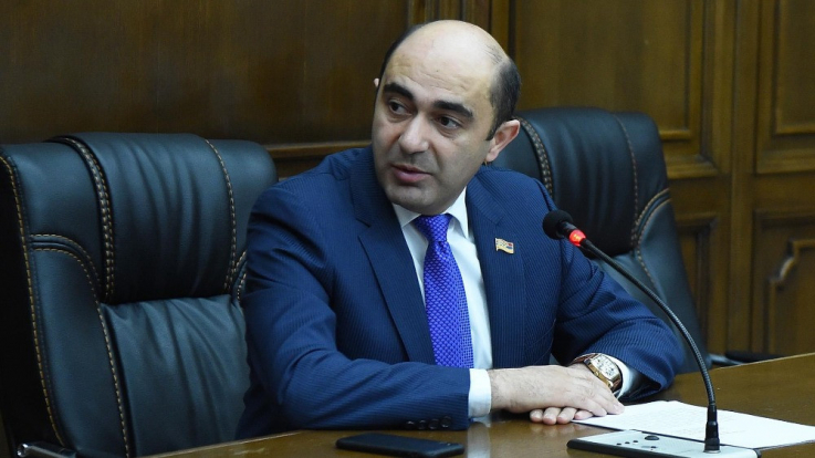 Քաղաքացին, գլուխը մեքեանայի պատուհանից ներս մտցնելով, փողոցը խառնել էր ֆեյսբուքի հետ․ Մարուքյանի անդրադարձը միջադեպին