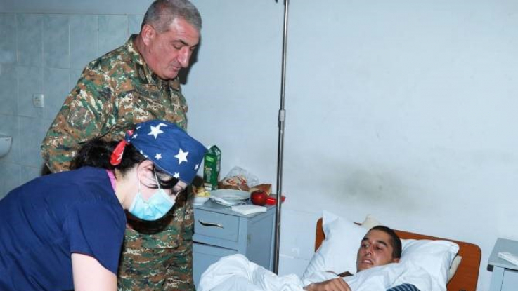ՊԲ հրամանատարն այցելել է Արցախում վիրավորված զինծառայողներին