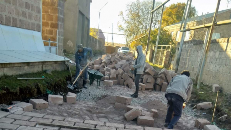 Մեծ Մանթաշում տուֆ քարով ներհամայնքային ճանապարհ է նորոգվում