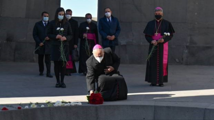 Սուրբ Աթոռի պետքարտուղարի ընդհանուր հարցերով փոխանորդը Ծիծեռնակաբերդում հարգանքի տուրք է մատուցել Հայոց ցեղասպանության զոհերի հիշատակին