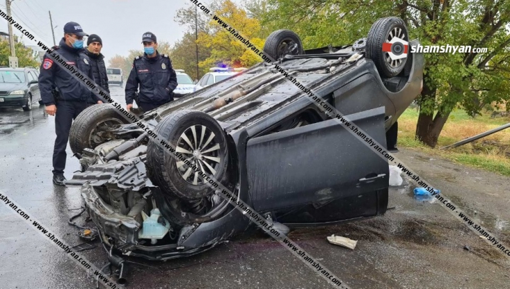 Երևանում Toyota-ն բախվել է գազատար խողովակին, կոտրել այն և գլխիվայր հայտնվել ճանապարհի մեջտեղում