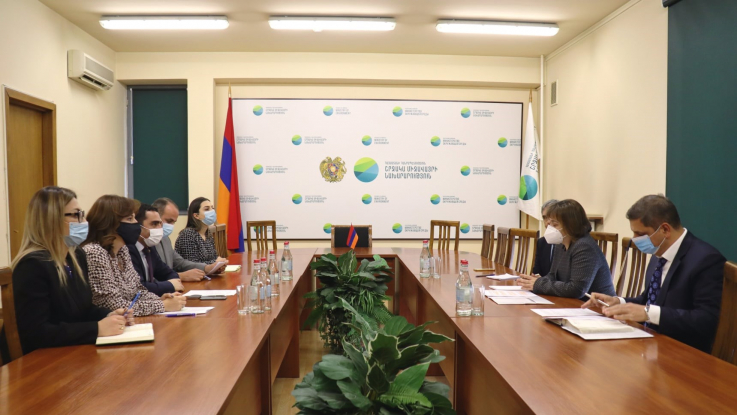 Շրջակա միջավայրի նախարար Ռոմանոս Պետրոսյանն ընդունել է  Հայաստանում ՄԱԿ-ի զարգացման ծրագրի  մշտական ներկայացուցիչ Նատիա Նացվլիշվիլիի գլխավորած պատվիրակությանը