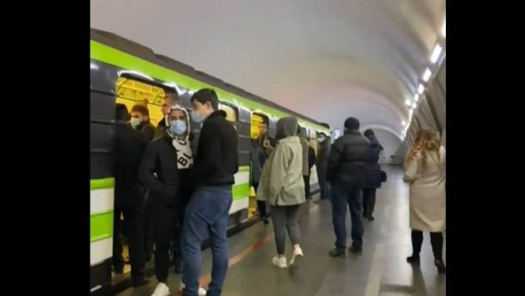 Ոստիկանությունը Երևանի մետրոյի կայարանից բերման է ենթարկել բողոքի ակցիայի 2 մասնակցի