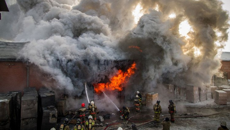 Մոտ 60 հրշեջ մեքենա և ուղղաթիռ ուղարկվել են Ճապոնիայում այրվող պահեստը մարելու