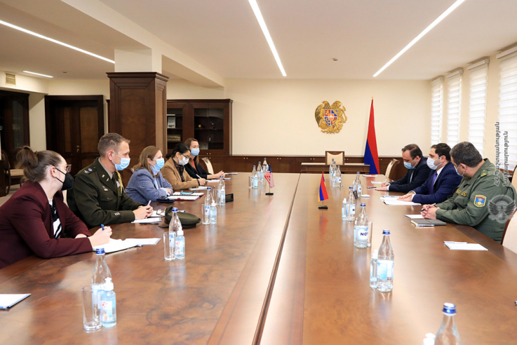 ՀՀ պաշտպանության նախարարը և ԱՄՆ դեսպանը քննարկել են սահմանային իրավիճակին և անվտանգային խնդիրներին առնչվող հարցեր