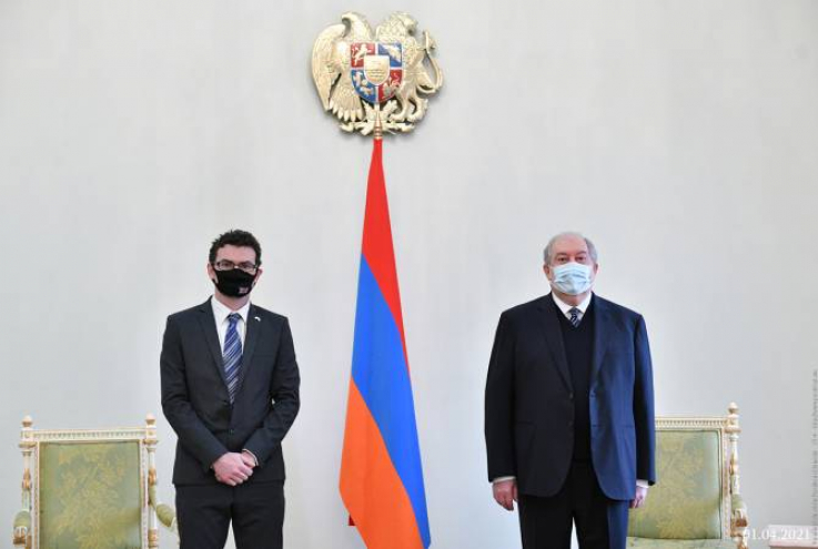 Արմեն Սարգսյանը հանդիպում է ունեցել Հայաստանում Միացյալ Թագավորության դեսպան Ջոն Գալագերի հետ