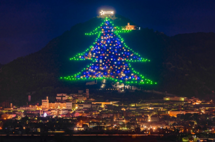 Իտալիայում վառել են աշխարհի ամենամեծ «տոնածառի» լույսերը