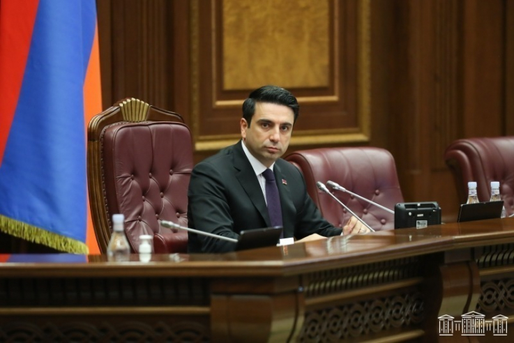 «Այո, նման պահվածքը չի մնալու անարձագանք». Ալեն Սիմոնյանը` ԱԺ-ի միջանցքից աթոռները հավաքելու մասին