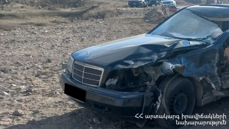 Սիսիան-Երևան ճանապարհին բախվել են Mercedes-ն ու Iveco-ն․ Mercedes-ը մոտ 50 մ գլորվելով հայտնվել է ճանապարհի աջակողմյան հատվածում