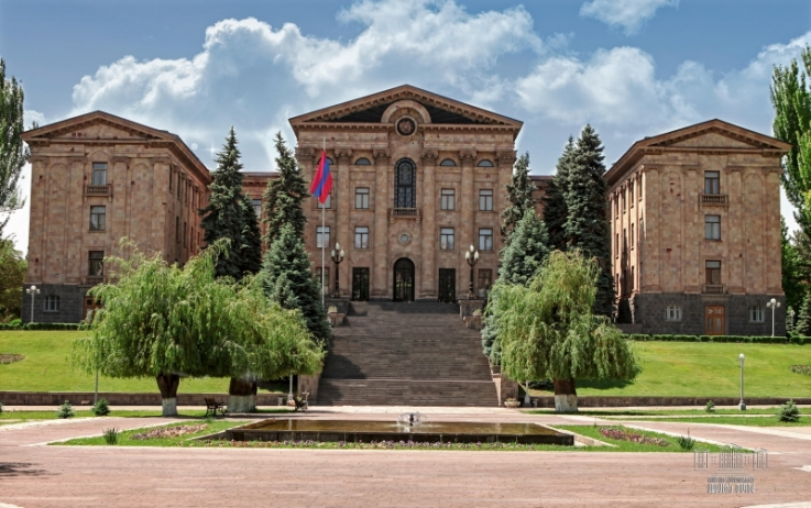 ՀՀ ԱԺ աշխատակազմը հայտարարում է լրագրողների հավատարմագրում