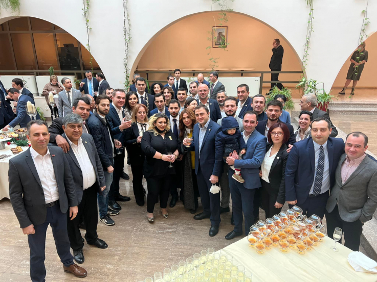 Երևանի նորընտիր քաղաքապետը՝  ավագանու 3 խմբակցութունների հետ