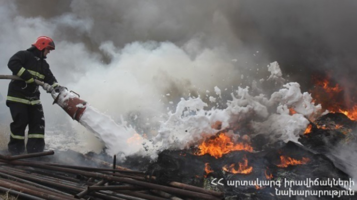 Խուդյակովի փողոցում փայտե ավտոտնակ և ներսում կայանած ավտոմեքենան այրվել են