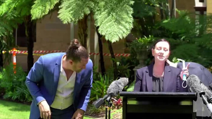 Ավստրալիայում ասուլիսի ժամանակ մեծ սարդը հայտնվել է նախարարի ոտքի վրա