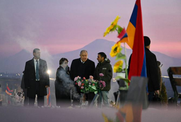 ՀՀ նախագահը հարգանքի տուրք է մատուցել Հայրենիքի պաշտպանության համար նահատակված հերոսների հիշատակին