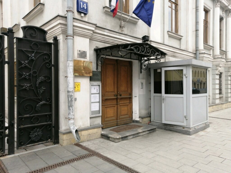 Կիևում Սլովենիայի դեսպանատունը մնացել է առանց դրոշի՝ ռուսական եռագույնի հետ նմանության պատճառով