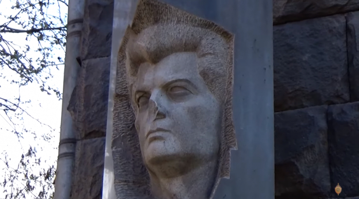 Լեոնիդ Ազգալդյանի հուշարձանը բութ առարկայով վնասած տղամարդը ձերբակալվել է(տեսանյութ)
