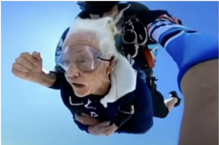 Ամերիկուհին 100-ամյակի կապակցությամբ պարաշյուտով ցատկել է ինքնաթիռից (տեսանյութ)