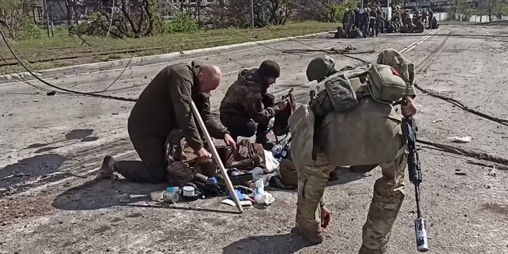 Շուրջ 1000 զինյալ. ՌԴ ՊՆ-ն ցույց է տվել, թե ինչպես են «Ազովստալ»-ից հանձնվում ուկրաինացի զինյալները