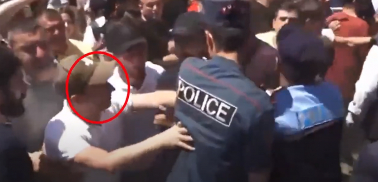 Ինչպես է Իշխան Սաղաթելյանը բախում հրահրում ոստիկանների հետ (տեսանյութ)