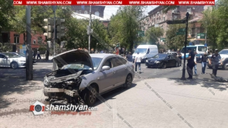 Երևանում բախվել են Toyota-ն ու Nissan-ը․ վարորդները տեղափոխվել են հիվանդանոց