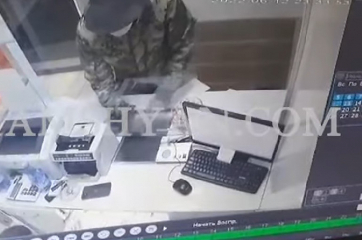 Ինչպես է նռնակով զինված անձը «Երևան սիթի»-ի տարադրամի փոխանակման կետից հափշտակում 4, 5 մլն դրամ (տեսանյութ)