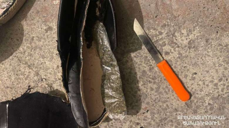 Տեսակցությունից հետո նկատել են, որ «Արմավիր» ՔԿՀ կալանավորի հագին այլ կոշիկներ են. 5 փաթեթ են գտել