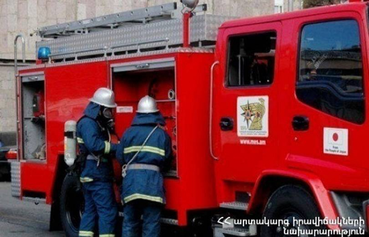 Քամու հետևանքով Երևանում վնասվել են շինությունների տանիքներ, կոտրվել ծառեր և պոկվել էլեկտրական լարեր