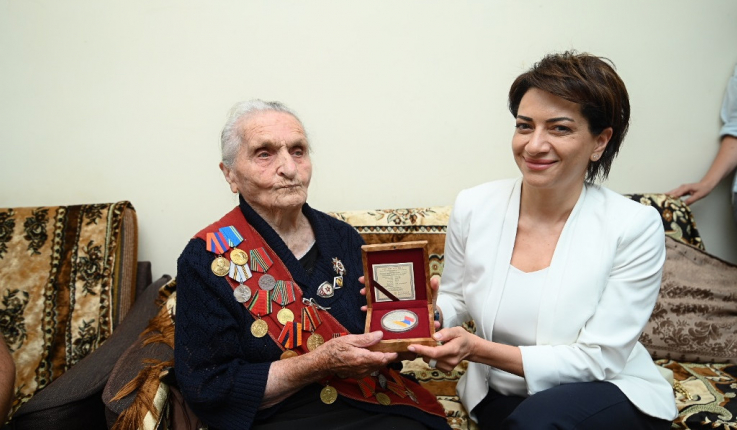 ՀՀ վարչապետի տիկինն այցելել է Քաջարան և տեսակցել 100-ամյա Արշալույս տատին