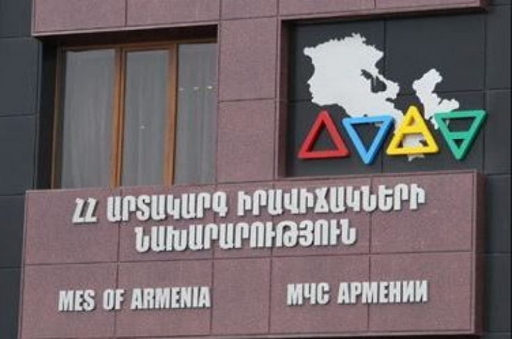 Փրկարարները հեռացրել են Սունդուկայն փողոցի թիվ 15ա շենքի տանիքից պոկված թիթեղը