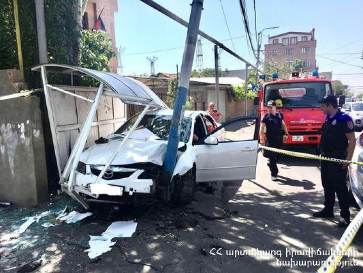 Երևանում Mazda-ն բախվել է կանգառին. կան տուժածներ