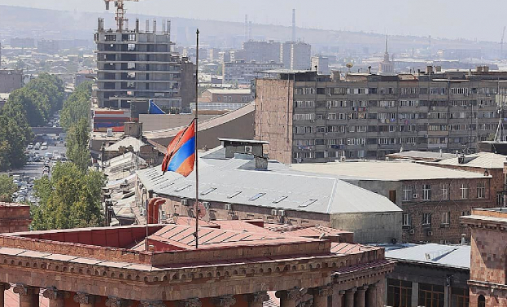 Հայաստանում հայտարարված երկօրյա սգի կապակցությամբ իջեցվել է կառավարության շենքին տեղադրված ՀՀ պետական դրոշը