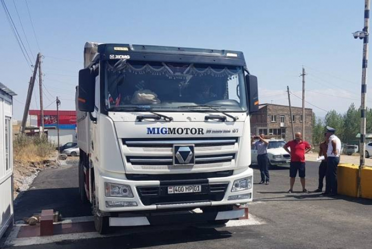Բեռնատարների վարորդները փակել են Երևան-Մեղրի ճանապարհի երթևեկելի գոտիներից մեկը