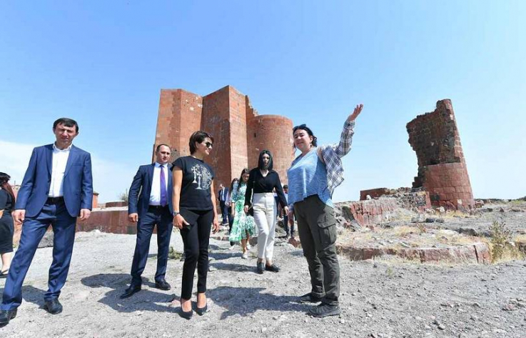 Աննա Հակոբյանն այցելել է Դաշտադեմի ամրոց, զրուցել Թալինի ավագանու «Իմ Քայլը» խմբակցության անդամների հետ
