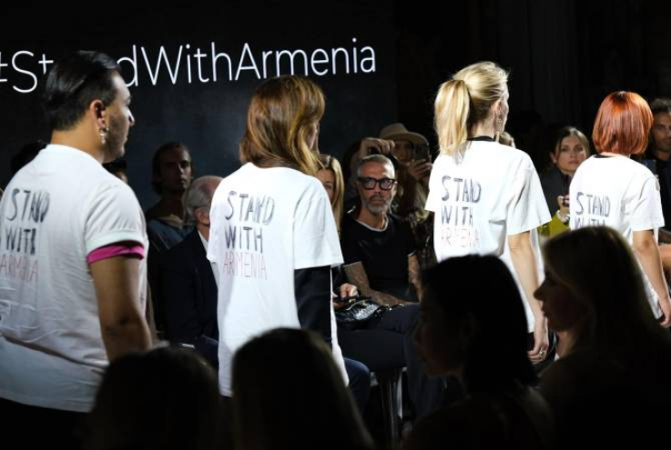 Միլանի նորաձևության շաբաթի շրջանակներում հայ դիզայներները քայլել են «Stand with Armenia» գրառմամբ շապիկներով