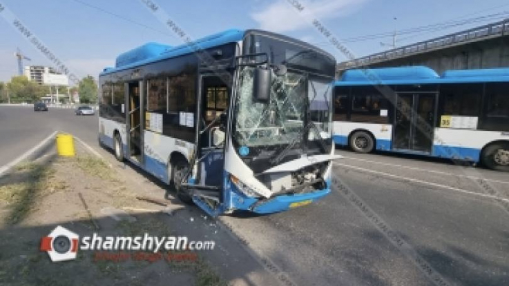 Երևանում վթարի է ենթարկվել թիվ 23 երթուղին սպասարկող նոր ավտոբուսը
